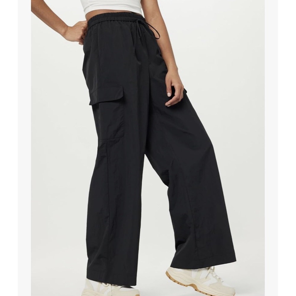 The Drop Women's Esperanza Relaxed Nylon Cargo Pants Size Medium Black *NEW